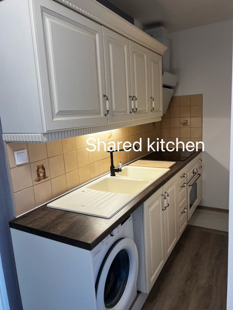 Prenájom bytu 4-izbový 13 m², Mezi Školami, Praha, Praha Prenájom bytu 4-izbový 13 m², Mezi Školami, Praha, Praha