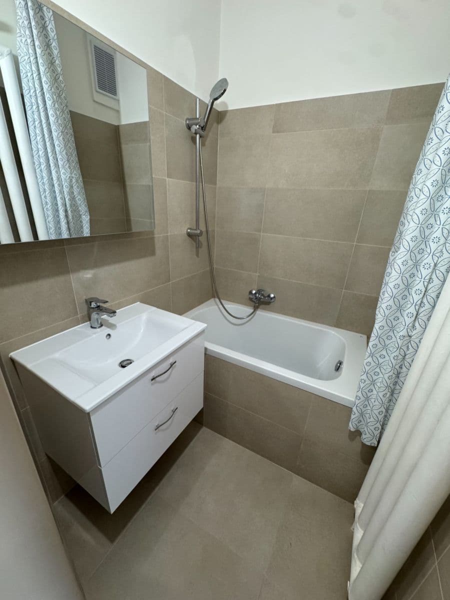 Prenájom bytu 1-izbový 35 m², Pakoměřická, Praha, Praha Prenájom bytu 1-izbový 35 m², Pakoměřická, Praha, Praha