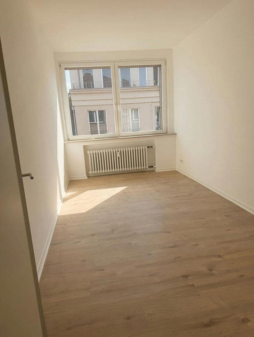Prenájom bytu 4-izbový 120 m², Dellstr.1A, Duisburg, Severné Porýnie - Westfálsko Prenájom bytu 4-izbový 120 m², Dellstr.1A, Duisburg, Severné Porýnie - Westfálsko