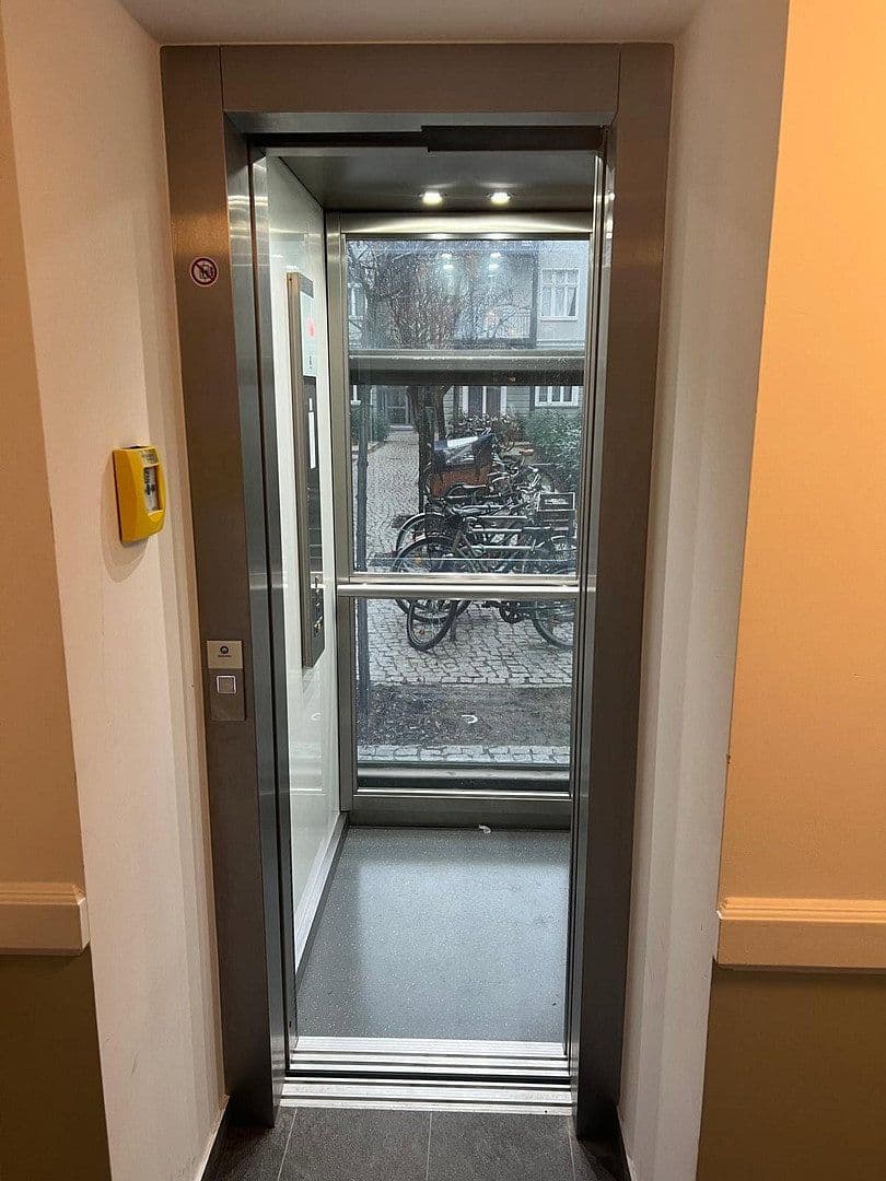 Prenájom bytu 2-izbový 71 m², Schloßstr. 69, Berlin, Berlín Prenájom bytu 2-izbový 71 m², Schloßstr. 69, Berlin, Berlín