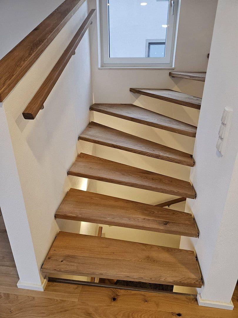 Prenájom domu 149 m², pozemok 317 m², Lerchenfelder Hof, Köfering, Bavorsko Prenájom domu 149 m², pozemok 317 m², Lerchenfelder Hof, Köfering, Bavorsko
