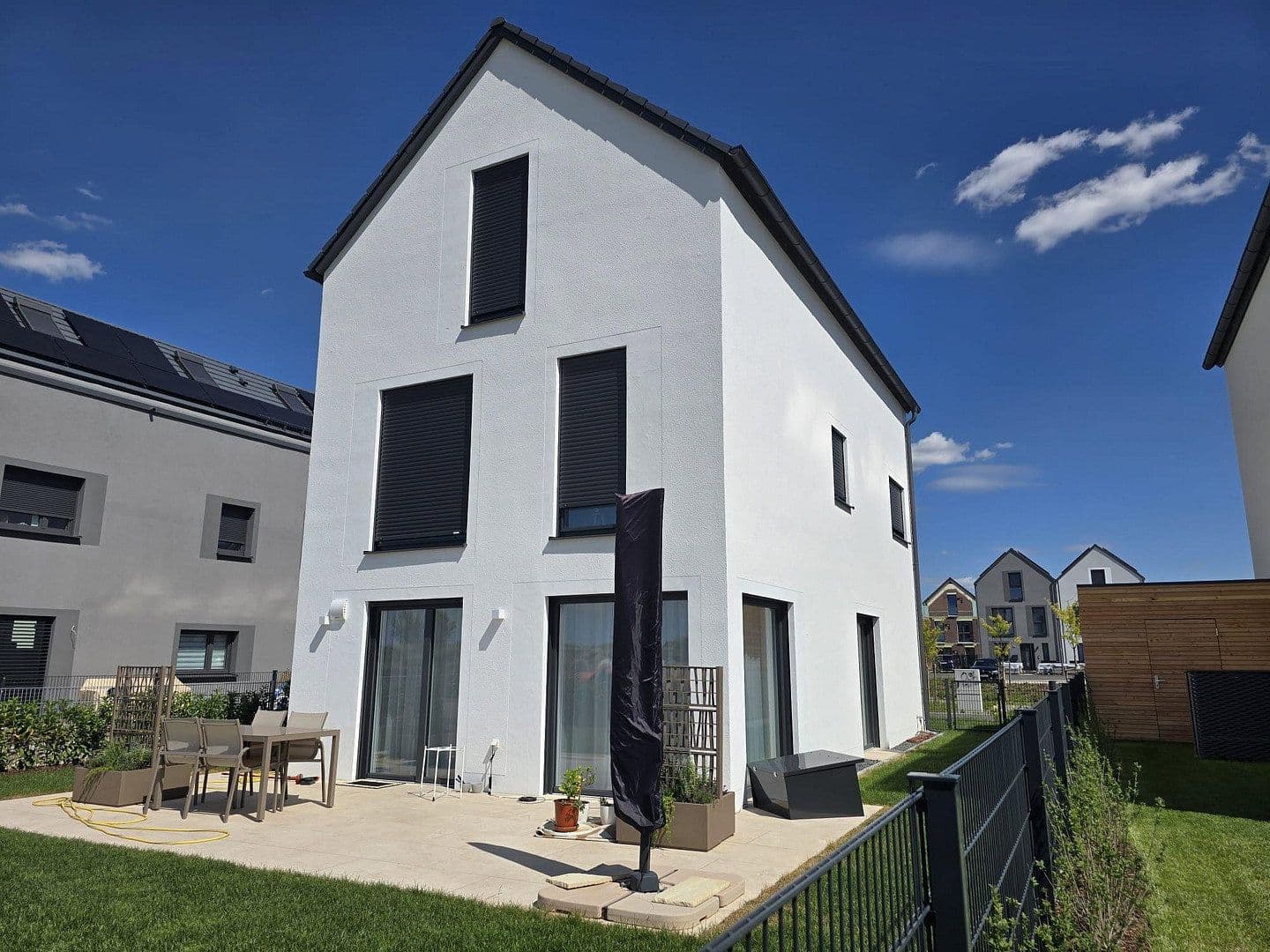 Prenájom domu 149 m², pozemok 317 m², Lerchenfelder Hof, Köfering, Bavorsko Prenájom domu 149 m², pozemok 317 m², Lerchenfelder Hof, Köfering, Bavorsko