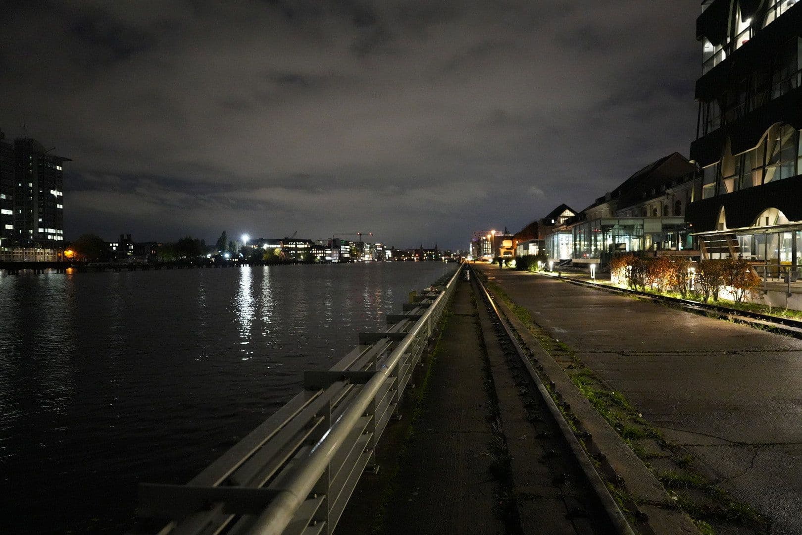 Prenájom bytu 2-izbový 44 m², Stralauer Allee 13a, Berlin, Berlín Prenájom bytu 2-izbový 44 m², Stralauer Allee 13a, Berlin, Berlín