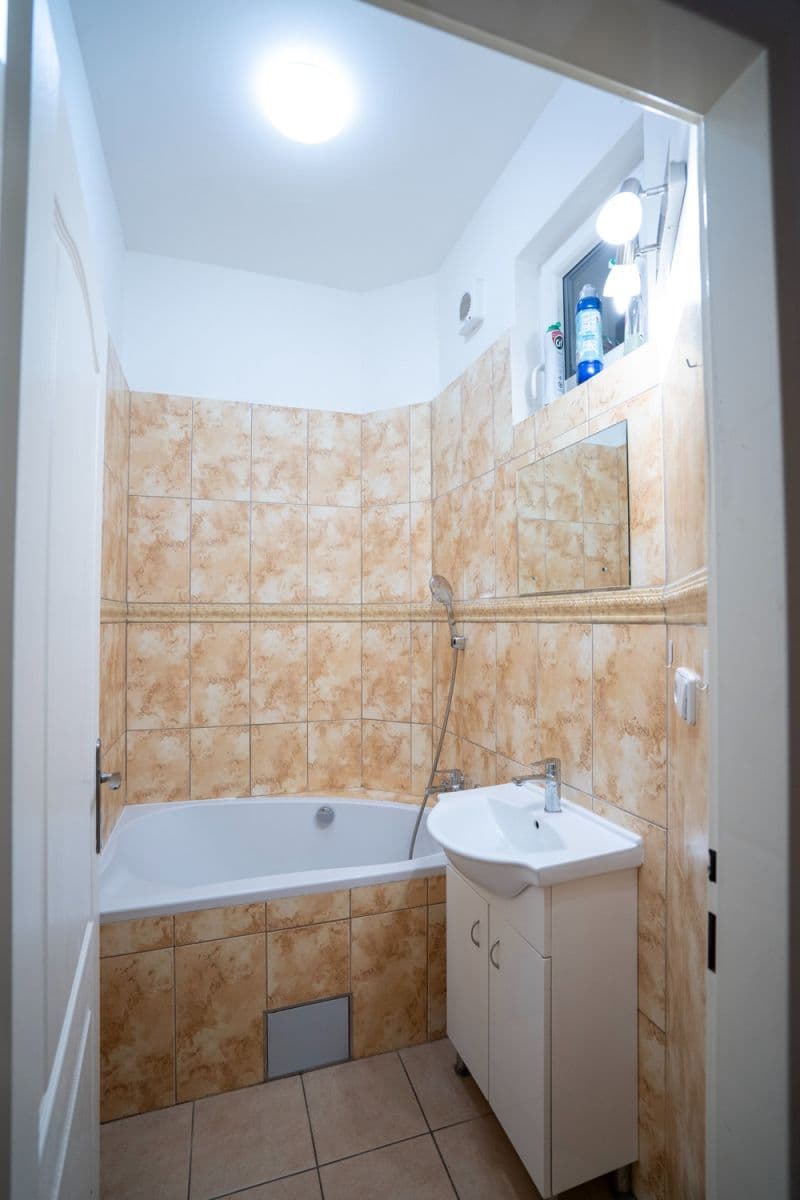 Prenájom bytu 1-izbový 45 m², Moskevská, Praha, Praha Prenájom bytu 1-izbový 45 m², Moskevská, Praha, Praha