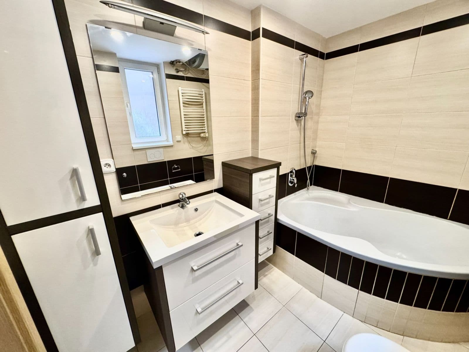Prenájom bytu 2-izbový 46 m², Biskupcova, Praha, Praha Prenájom bytu 2-izbový 46 m², Biskupcova, Praha, Praha