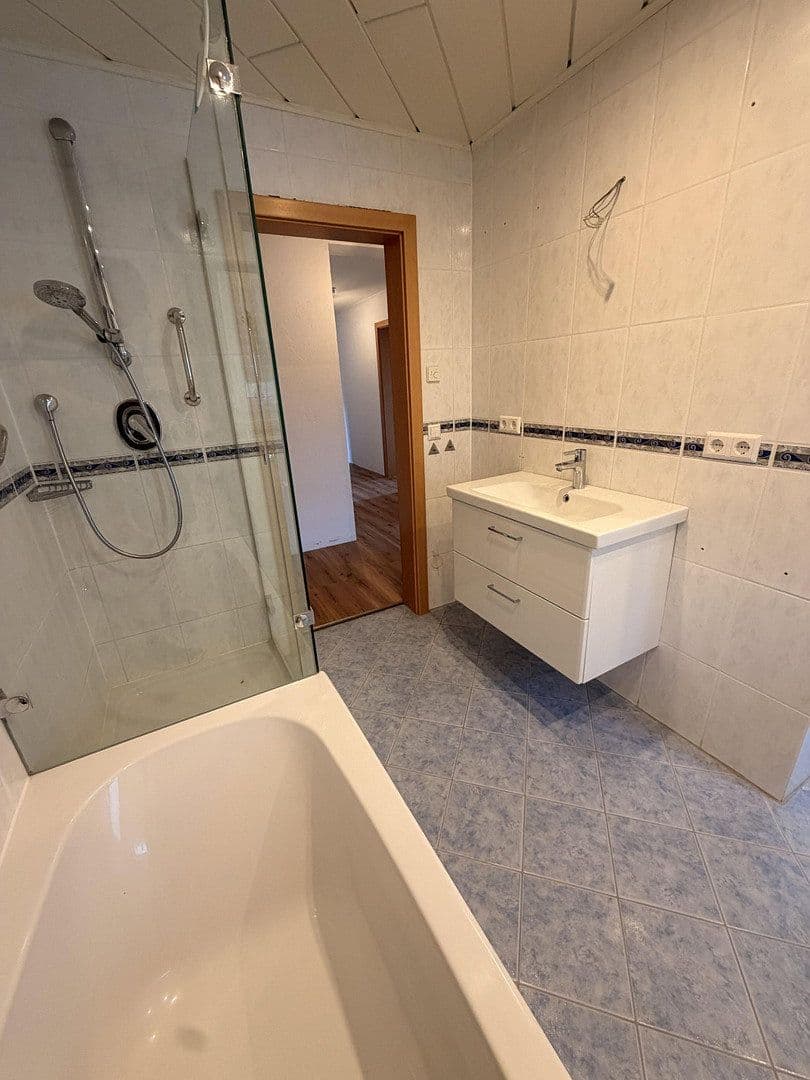Prenájom bytu 4-izbový 126 m², Fliederstraße 8, Bad Rappenau, Bádensko-Wurttembersko Prenájom bytu 4-izbový 126 m², Fliederstraße 8, Bad Rappenau, Bádensko-Wurttembersko