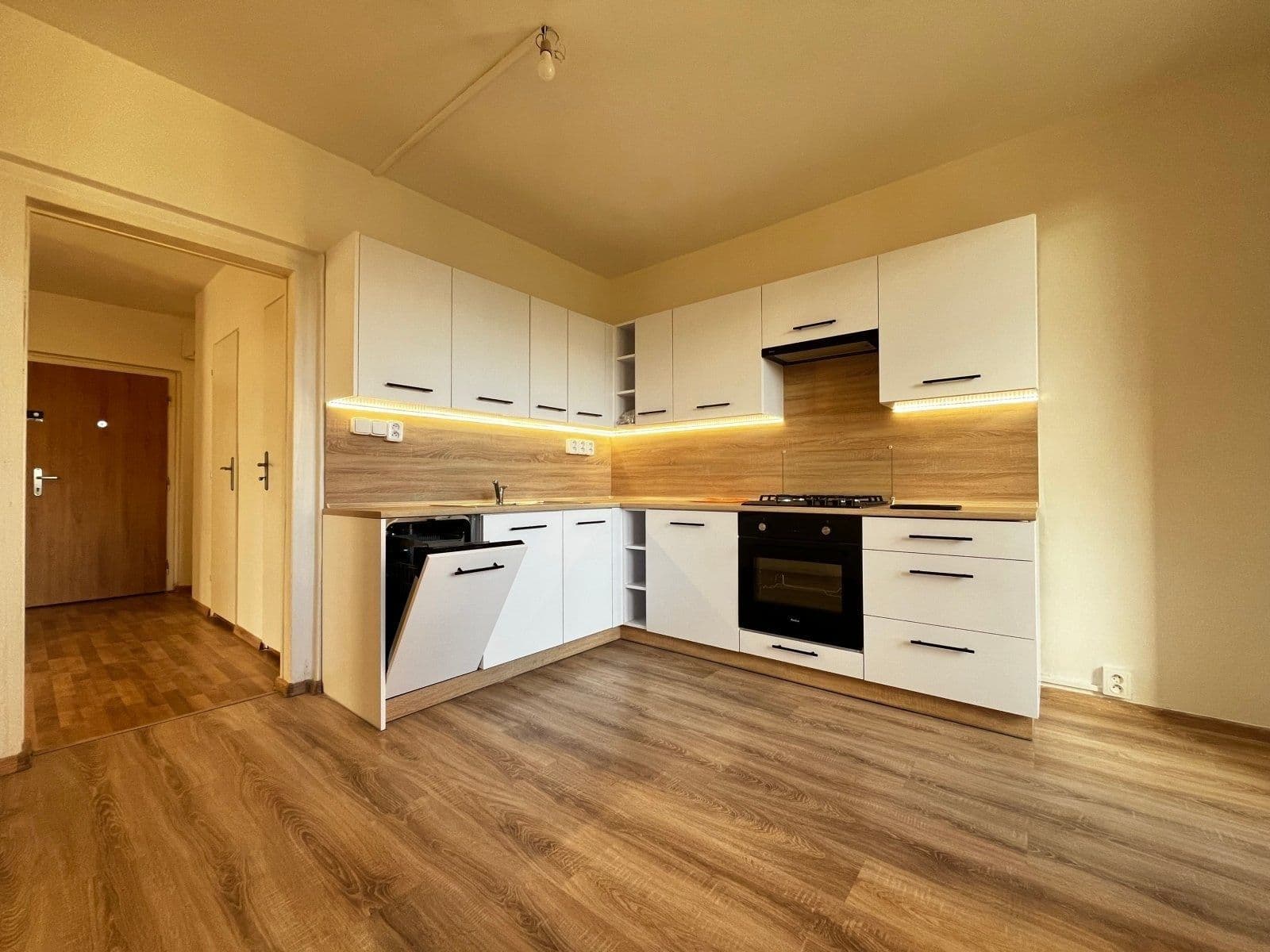 Prenájom bytu 3-izbový 68 m², Okružní, Orlová, Moravskoslezský kraj Prenájom bytu 3-izbový 68 m², Okružní, Orlová, Moravskoslezský kraj