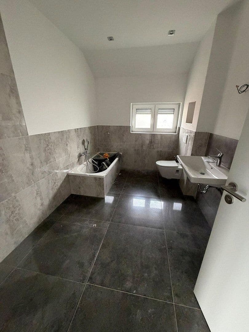 Prenájom bytu 4-izbový 105 m², Rodenbach, Hesensko Prenájom bytu 4-izbový 105 m², Rodenbach, Hesensko
