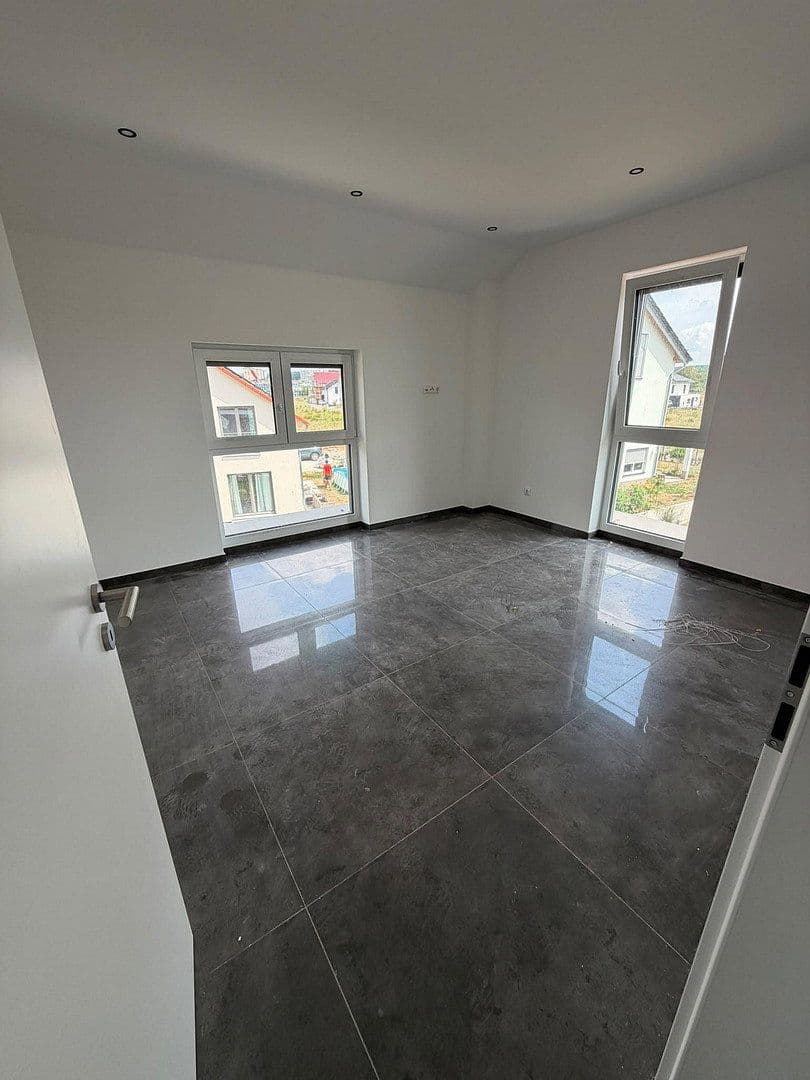 Prenájom bytu 4-izbový 105 m², Rodenbach, Hesensko Prenájom bytu 4-izbový 105 m², Rodenbach, Hesensko