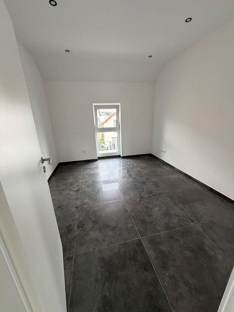 Prenájom bytu 4-izbový 105 m², Rodenbach, Hesensko Prenájom bytu 4-izbový 105 m², Rodenbach, Hesensko