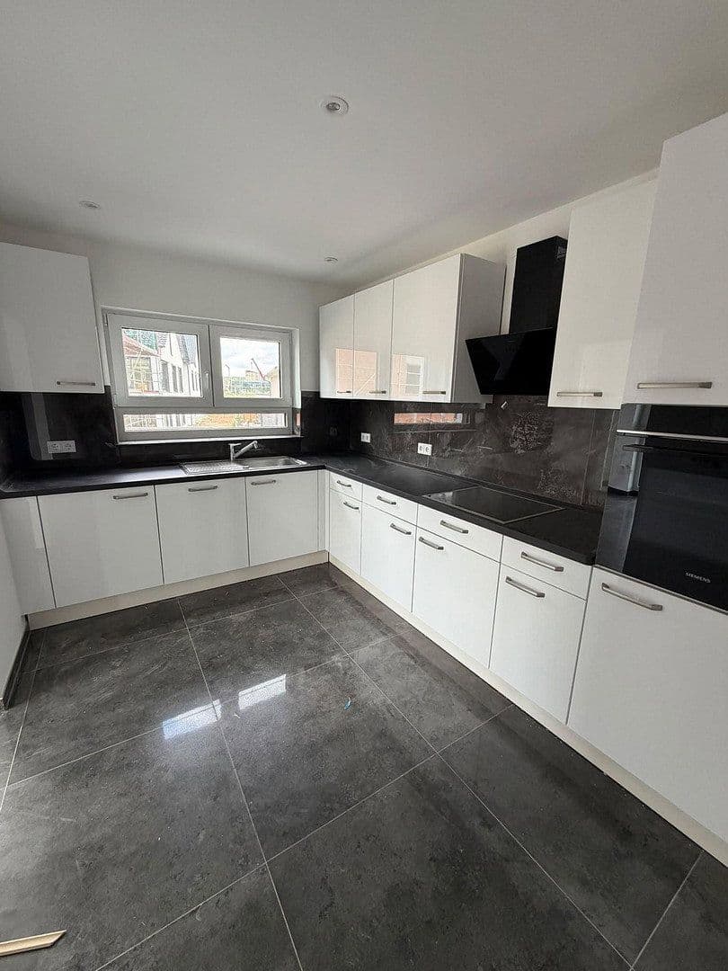 Prenájom bytu 5-izbový 142 m², Rodenbach, Hesensko Prenájom bytu 5-izbový 142 m², Rodenbach, Hesensko