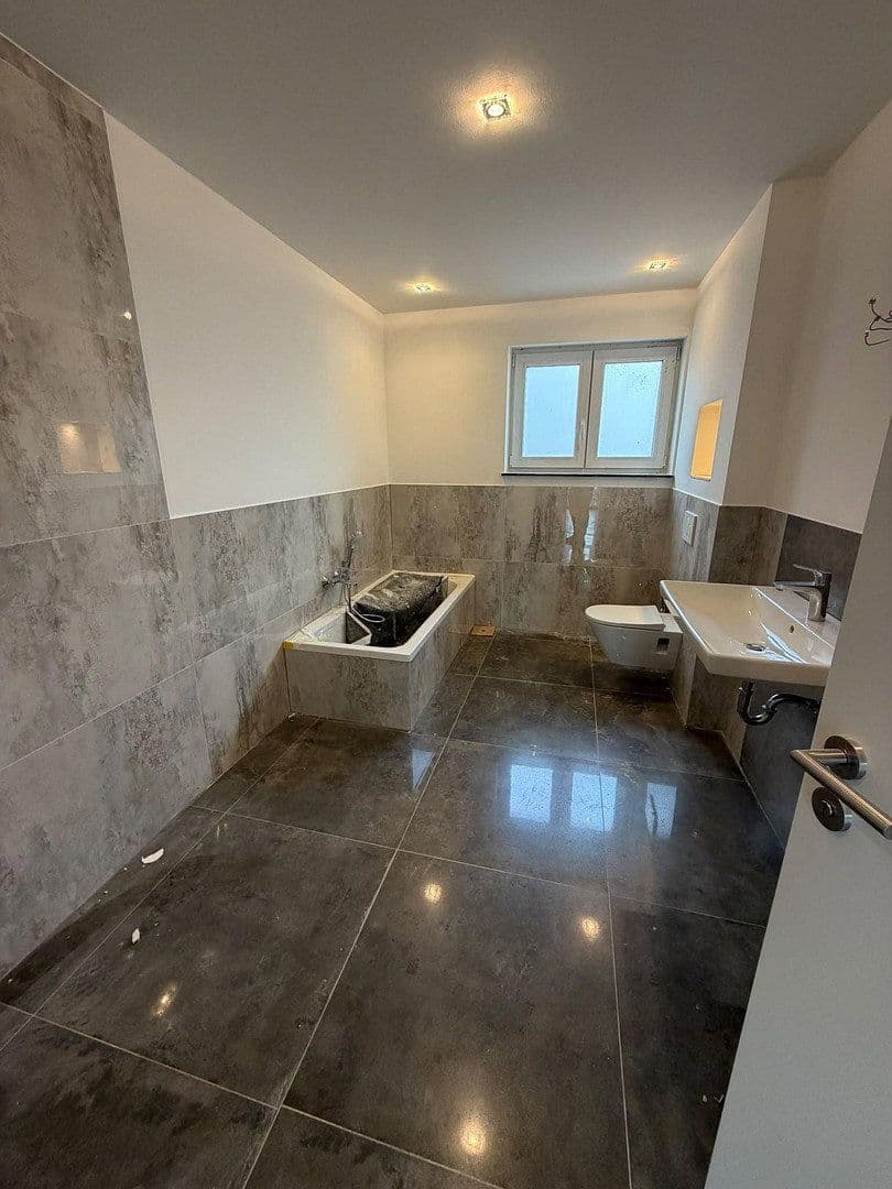 Prenájom bytu 5-izbový 142 m², Rodenbach, Hesensko Prenájom bytu 5-izbový 142 m², Rodenbach, Hesensko