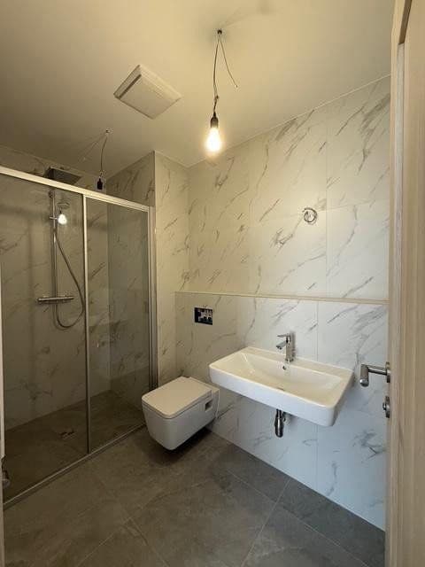 Prenájom bytu 3-izbový 70 m², Alt-Biesdorf 49, Berlin, Berlín Prenájom bytu 3-izbový 70 m², Alt-Biesdorf 49, Berlin, Berlín