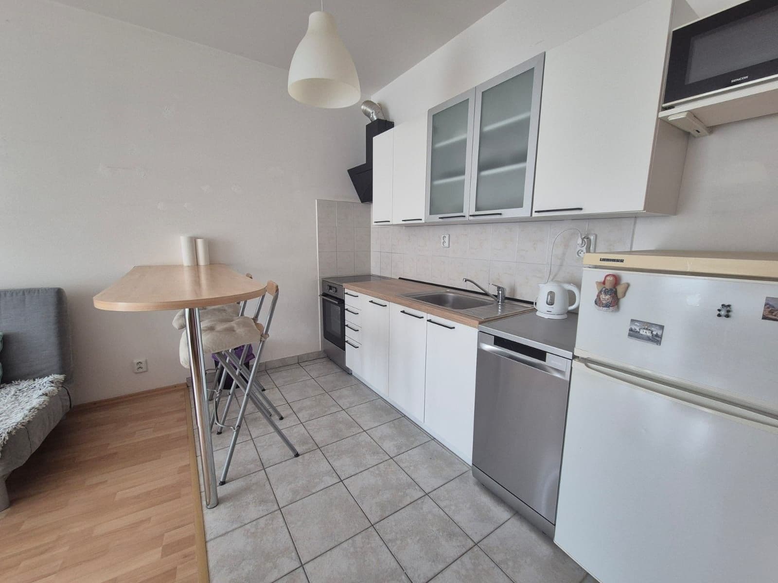 Prenájom bytu 1-izbový 40 m², Suchdolské náměstí, Praha, Praha Prenájom bytu 1-izbový 40 m², Suchdolské náměstí, Praha, Praha