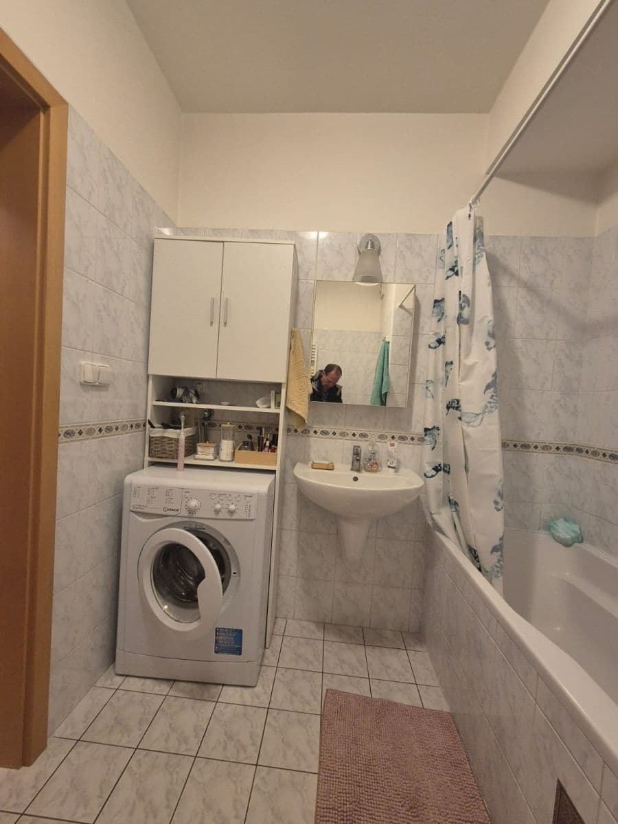 Prenájom bytu 1-izbový 40 m², Suchdolské náměstí, Praha, Praha Prenájom bytu 1-izbový 40 m², Suchdolské náměstí, Praha, Praha