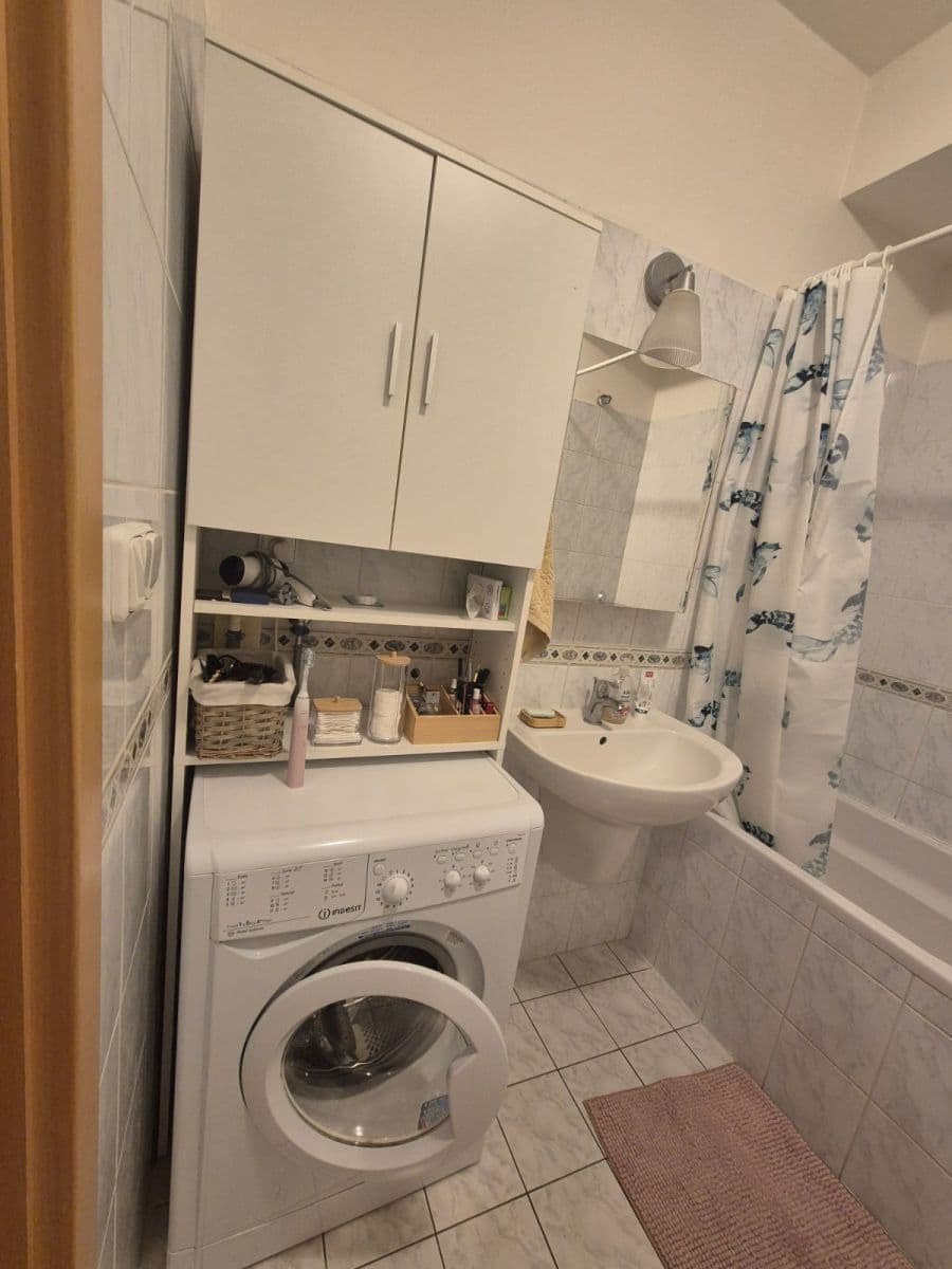 Prenájom bytu 1-izbový 40 m², Suchdolské náměstí, Praha, Praha Prenájom bytu 1-izbový 40 m², Suchdolské náměstí, Praha, Praha