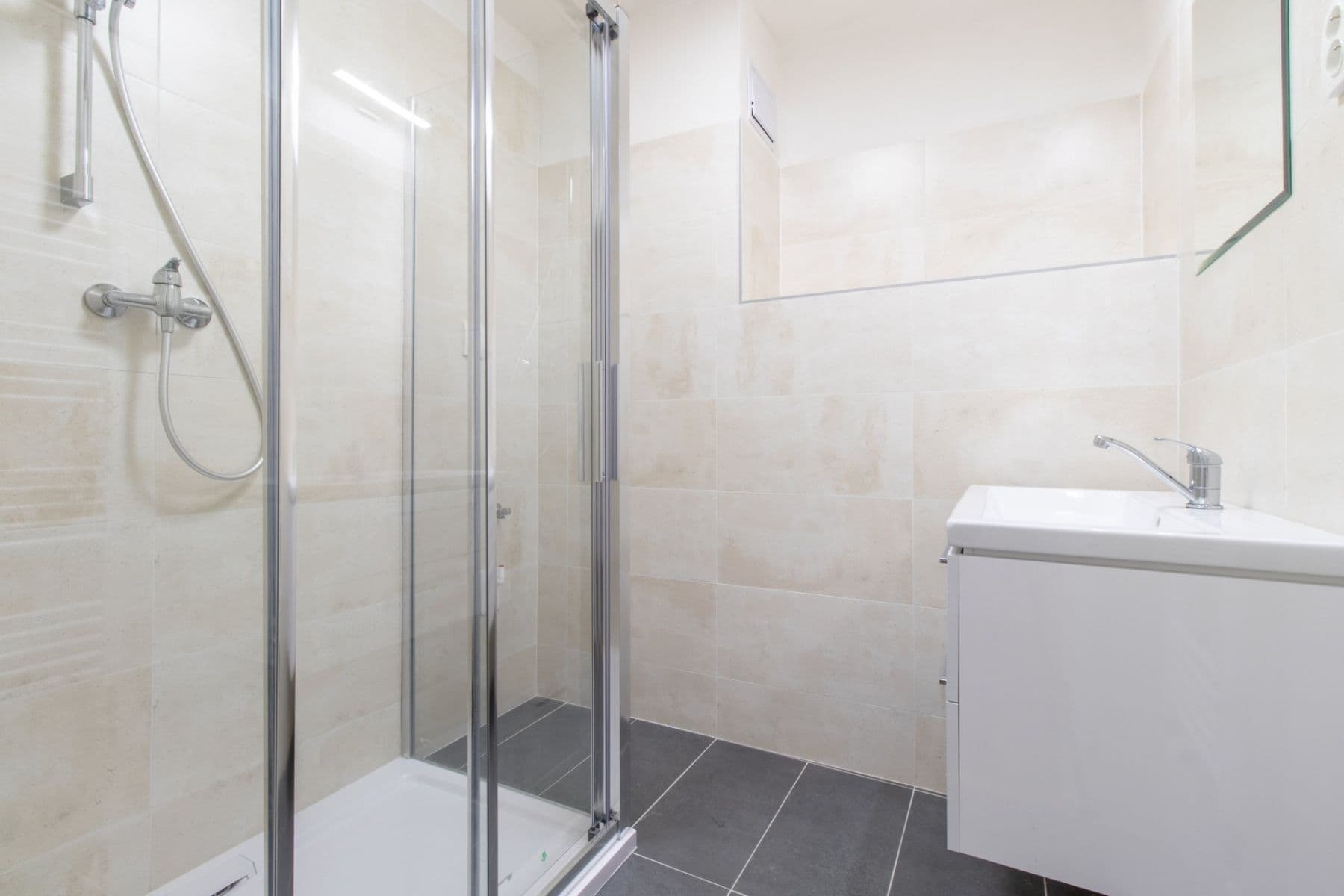 Prenájom bytu 2-izbový 81 m², Květnová, Odolena Voda, Středočeský kraj Prenájom bytu 2-izbový 81 m², Květnová, Odolena Voda, Středočeský kraj
