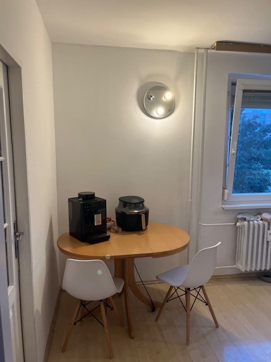 Prenájom bytu 4-izbový 70 m², Doubravická, Praha, Praha Prenájom bytu 4-izbový 70 m², Doubravická, Praha, Praha