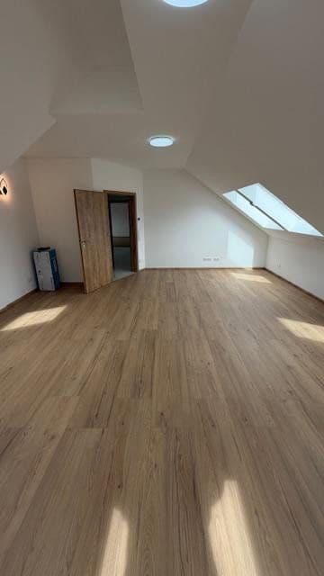 Prenájom bytu 3-izbový 125 m², Ketsch, Bádensko-Wurttembersko Prenájom bytu 3-izbový 125 m², Ketsch, Bádensko-Wurttembersko
