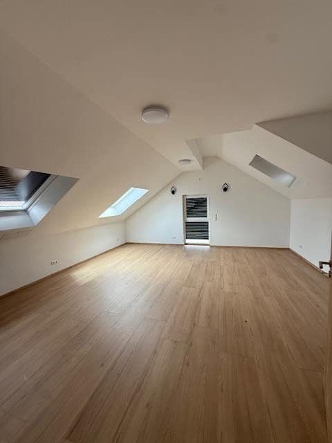 Prenájom bytu 3-izbový 125 m², Ketsch, Bádensko-Wurttembersko Prenájom bytu 3-izbový 125 m², Ketsch, Bádensko-Wurttembersko