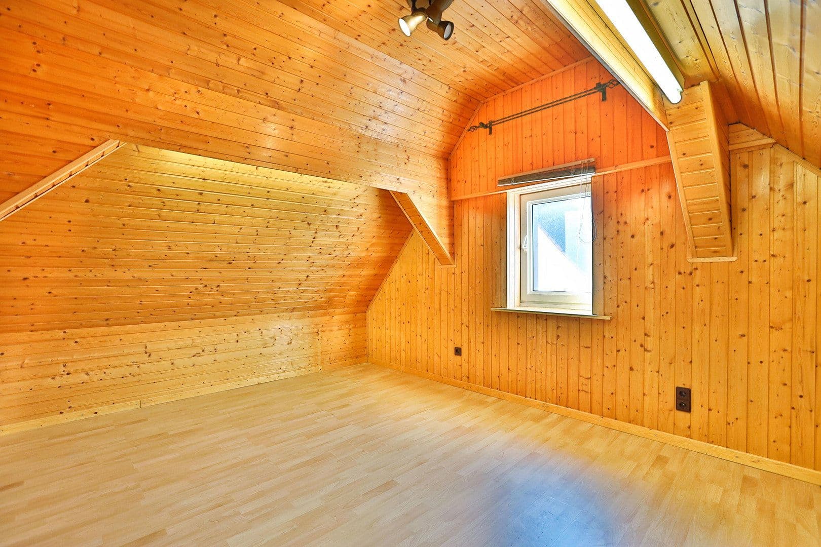 Predaj domu 130 m², pozemok 285 m², Buchbergstraße 4, Freigericht, Hesensko Predaj domu 130 m², pozemok 285 m², Buchbergstraße 4, Freigericht, Hesensko