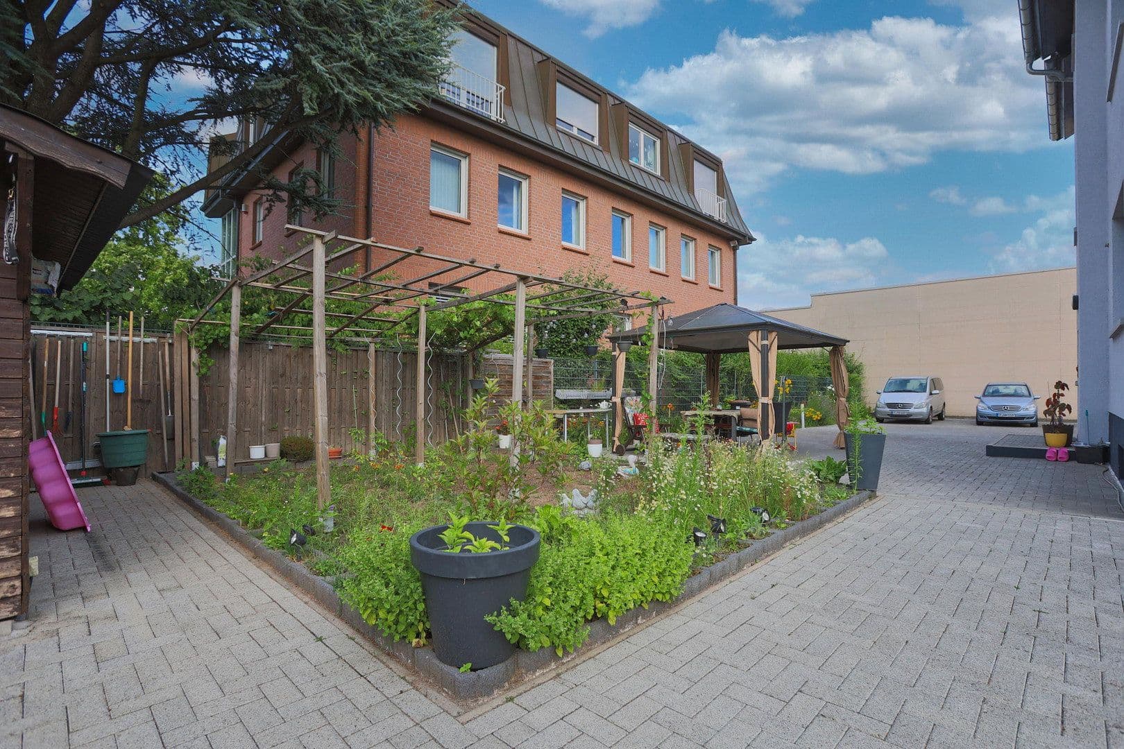 Predaj domu 251 m², pozemok 751 m², Frankfurt am Main, Hesensko Predaj domu 251 m², pozemok 751 m², Frankfurt am Main, Hesensko