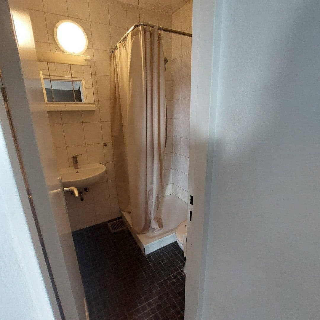 Prenájom bytu 13 m², Suarezstr. 15-17, Berlin, Berlín Prenájom bytu 13 m², Suarezstr. 15-17, Berlin, Berlín