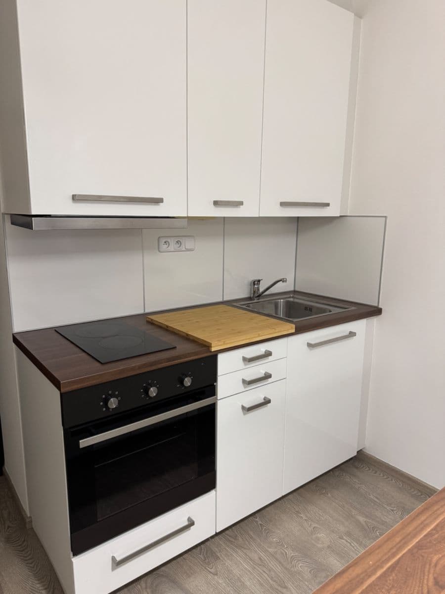 Prenájom bytu 1-izbový 27 m², Zakšínská, Praha, Praha Prenájom bytu 1-izbový 27 m², Zakšínská, Praha, Praha