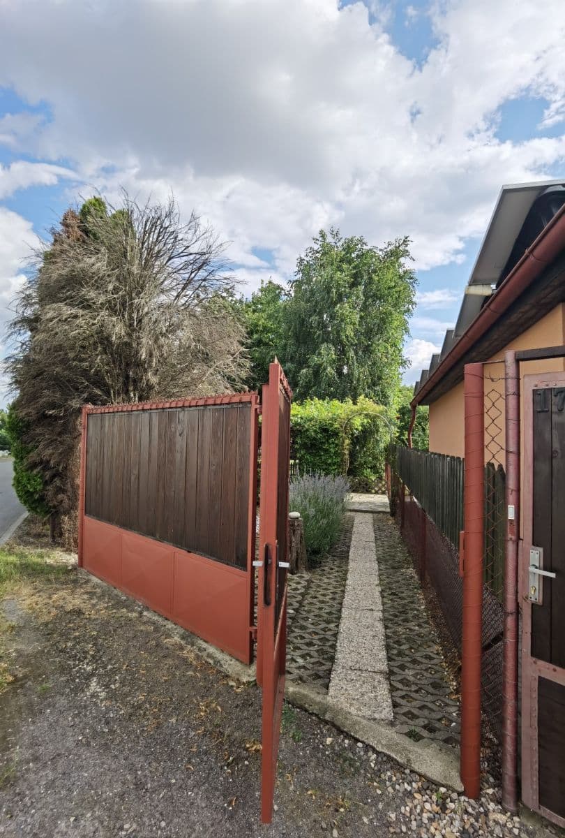 Predaj rekreačného objektu 38 m², pozemok 370 m², Kněževes, Středočeský kraj Predaj rekreačného objektu 38 m², pozemok 370 m², Kněževes, Středočeský kraj