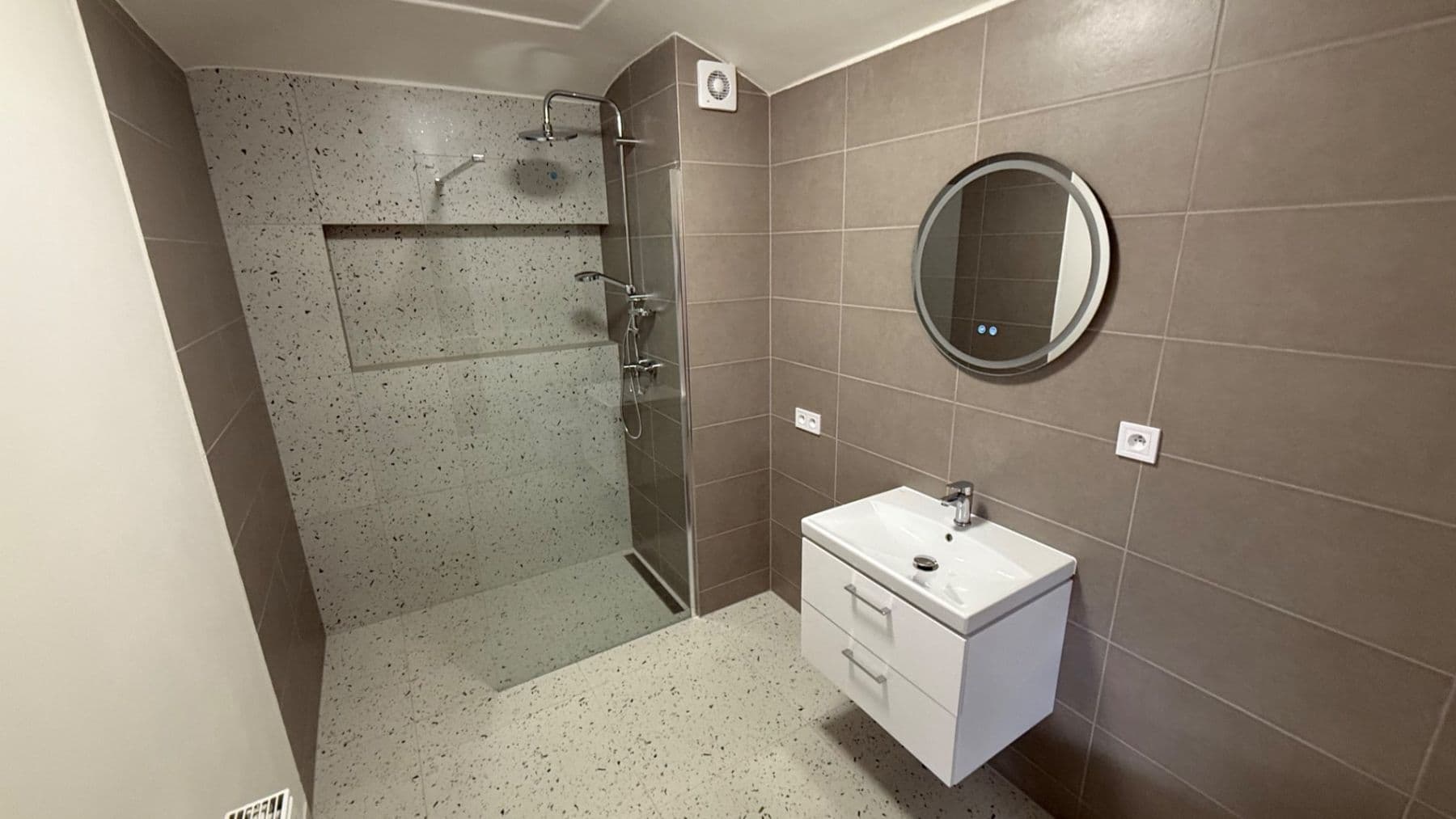 Prenájom bytu 1-izbový 43 m², Klikatá, Ořech, Středočeský kraj Prenájom bytu 1-izbový 43 m², Klikatá, Ořech, Středočeský kraj