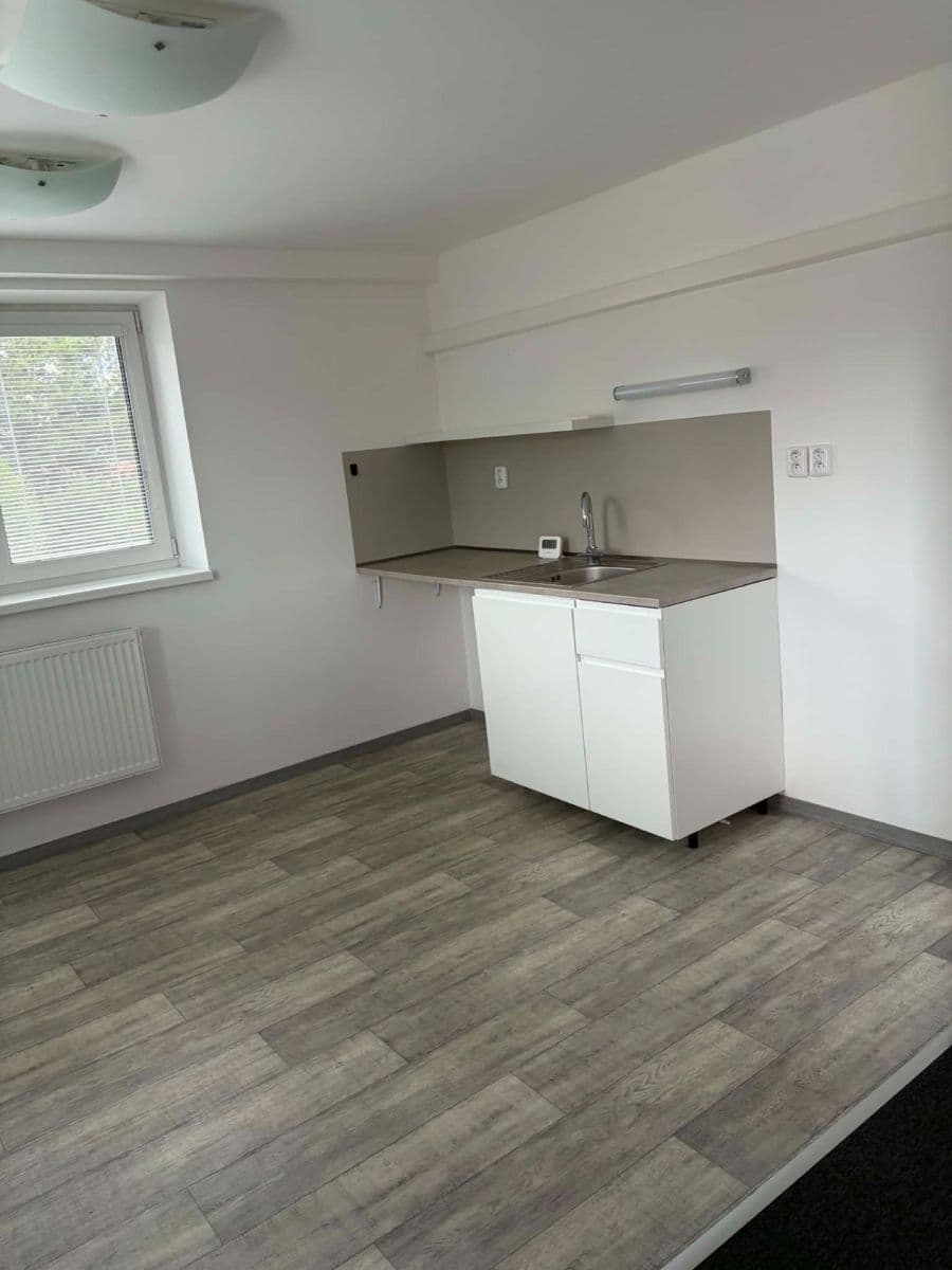 Prenájom kancelárie 120 m², Hemy, Valašské Meziříčí, Zlínský kraj Prenájom kancelárie 120 m², Hemy, Valašské Meziříčí, Zlínský kraj
