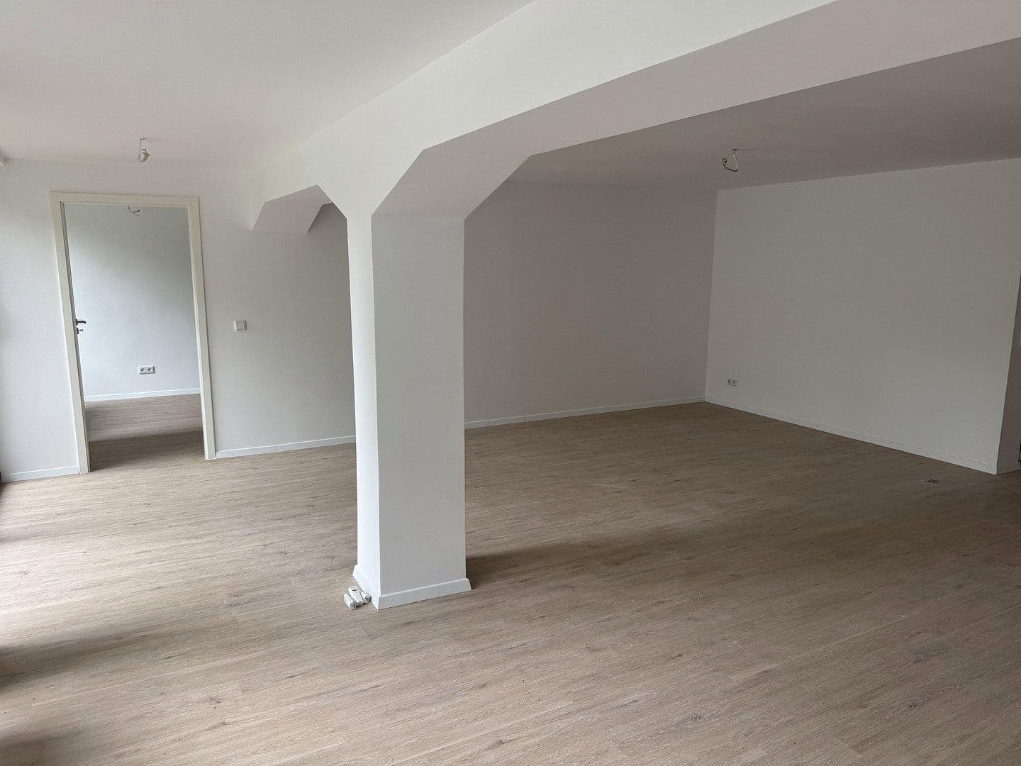 Prenájom bytu 3-izbový 114 m², Duisburg, Severné Porýnie - Westfálsko Prenájom bytu 3-izbový 114 m², Duisburg, Severné Porýnie - Westfálsko
