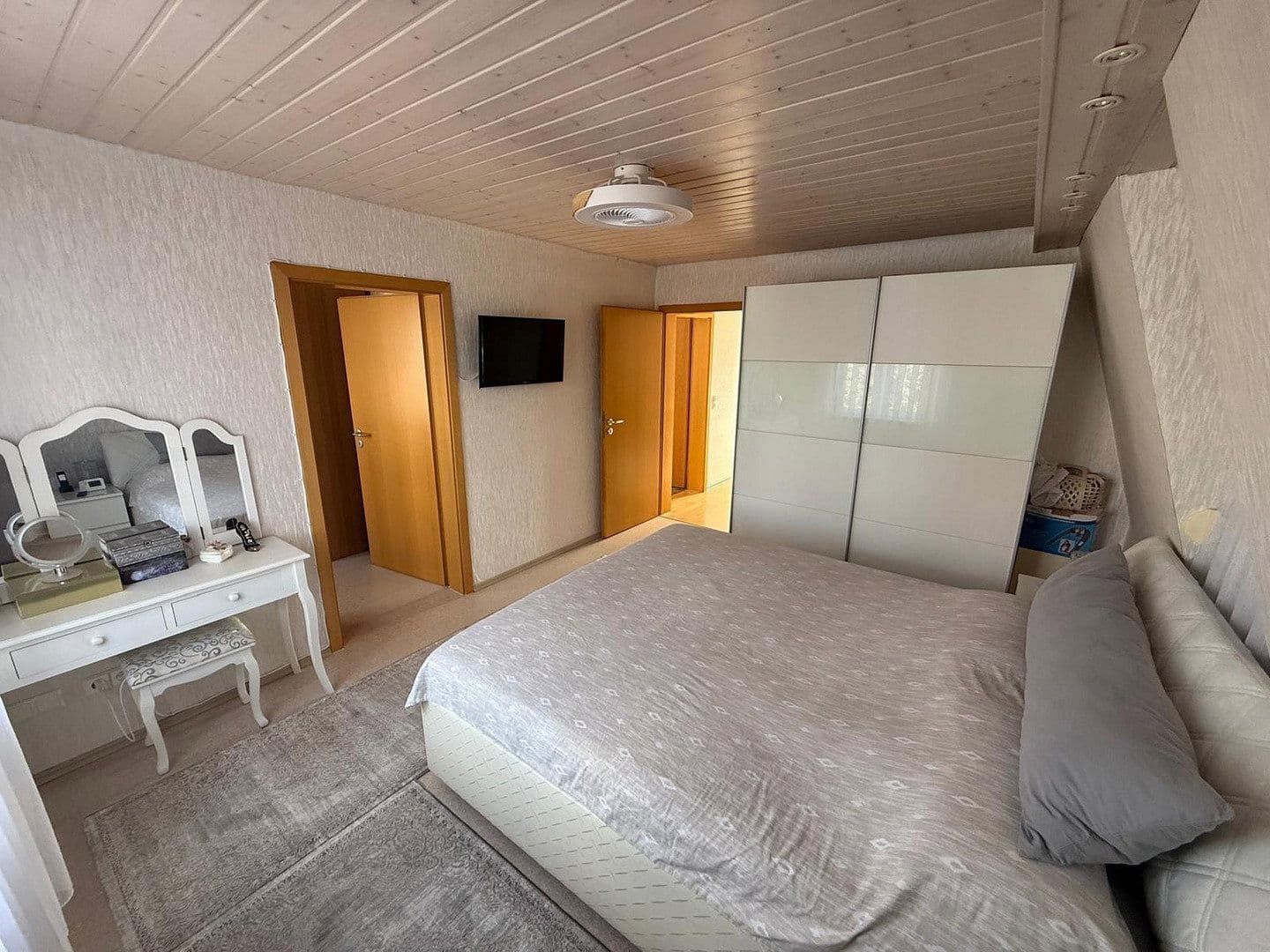 Predaj domu 165 m², pozemok 250 m², Reutlingen, Bádensko-Wurttembersko Predaj domu 165 m², pozemok 250 m², Reutlingen, Bádensko-Wurttembersko