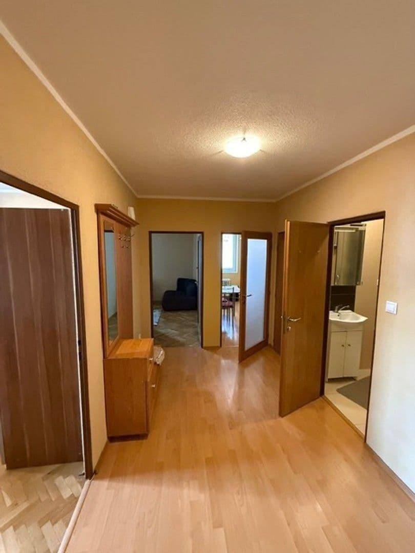 Prenájom bytu 3-izbový 64 m², Račianska, Nové Mesto, Bratislavský kraj Prenájom bytu 3-izbový 64 m², Račianska, Nové Mesto, Bratislavský kraj