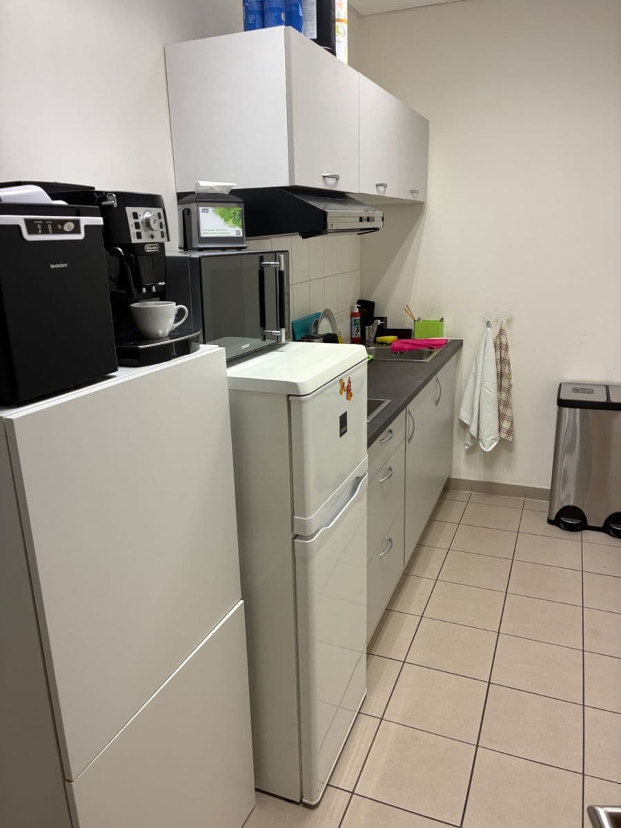 Prenájom nebytového priestoru 550 m², Za Tratí, Chrášťany, Středočeský kraj Prenájom nebytového priestoru 550 m², Za Tratí, Chrášťany, Středočeský kraj