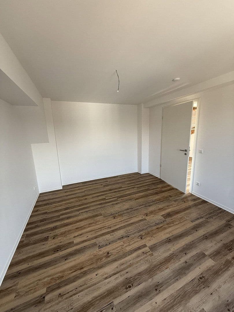 Prenájom bytu 4-izbový 147 m², Franz-Mehring-Straße 13 a-c, Schwerin, Meklenbursko-Predpomoransko Prenájom bytu 4-izbový 147 m², Franz-Mehring-Straße 13 a-c, Schwerin, Meklenbursko-Predpomoransko