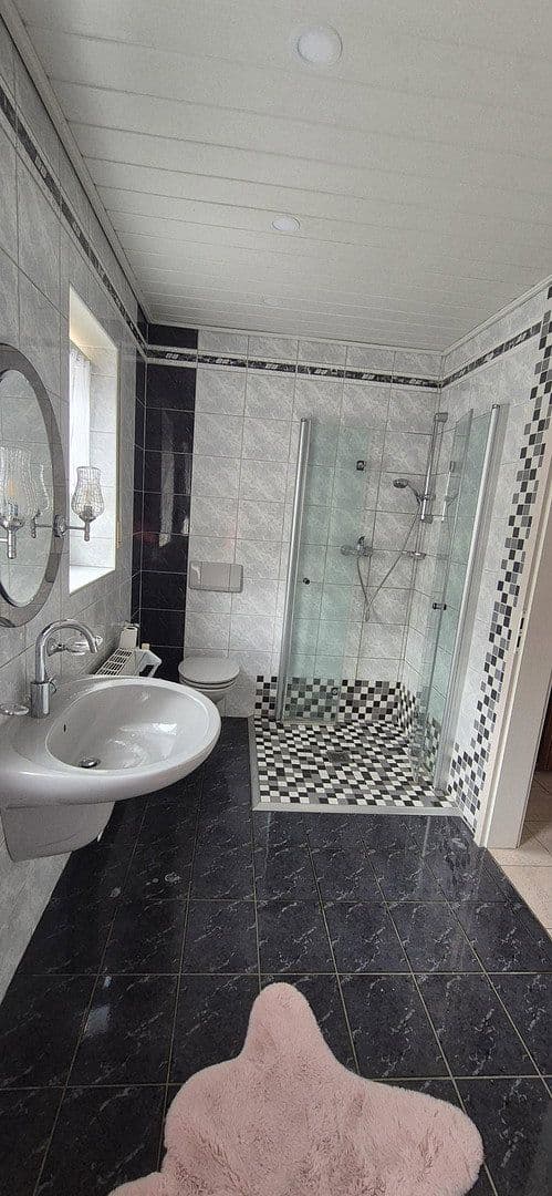 Prenájom bytu 3-izbový 110 m², Eudenbacherstr 134, Königswinter, Severné Porýnie - Westfálsko Prenájom bytu 3-izbový 110 m², Eudenbacherstr 134, Königswinter, Severné Porýnie - Westfálsko