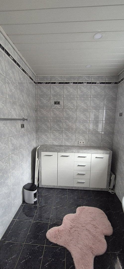 Prenájom bytu 3-izbový 110 m², Eudenbacherstr 134, Königswinter, Severné Porýnie - Westfálsko Prenájom bytu 3-izbový 110 m², Eudenbacherstr 134, Königswinter, Severné Porýnie - Westfálsko