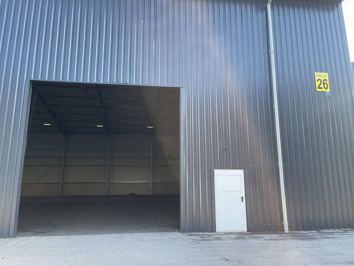 Prenájom nebytového priestoru 1.600 m², Im Gewerbepark 1, Hunderdorf, Bavorsko Prenájom nebytového priestoru 1.600 m², Im Gewerbepark 1, Hunderdorf, Bavorsko