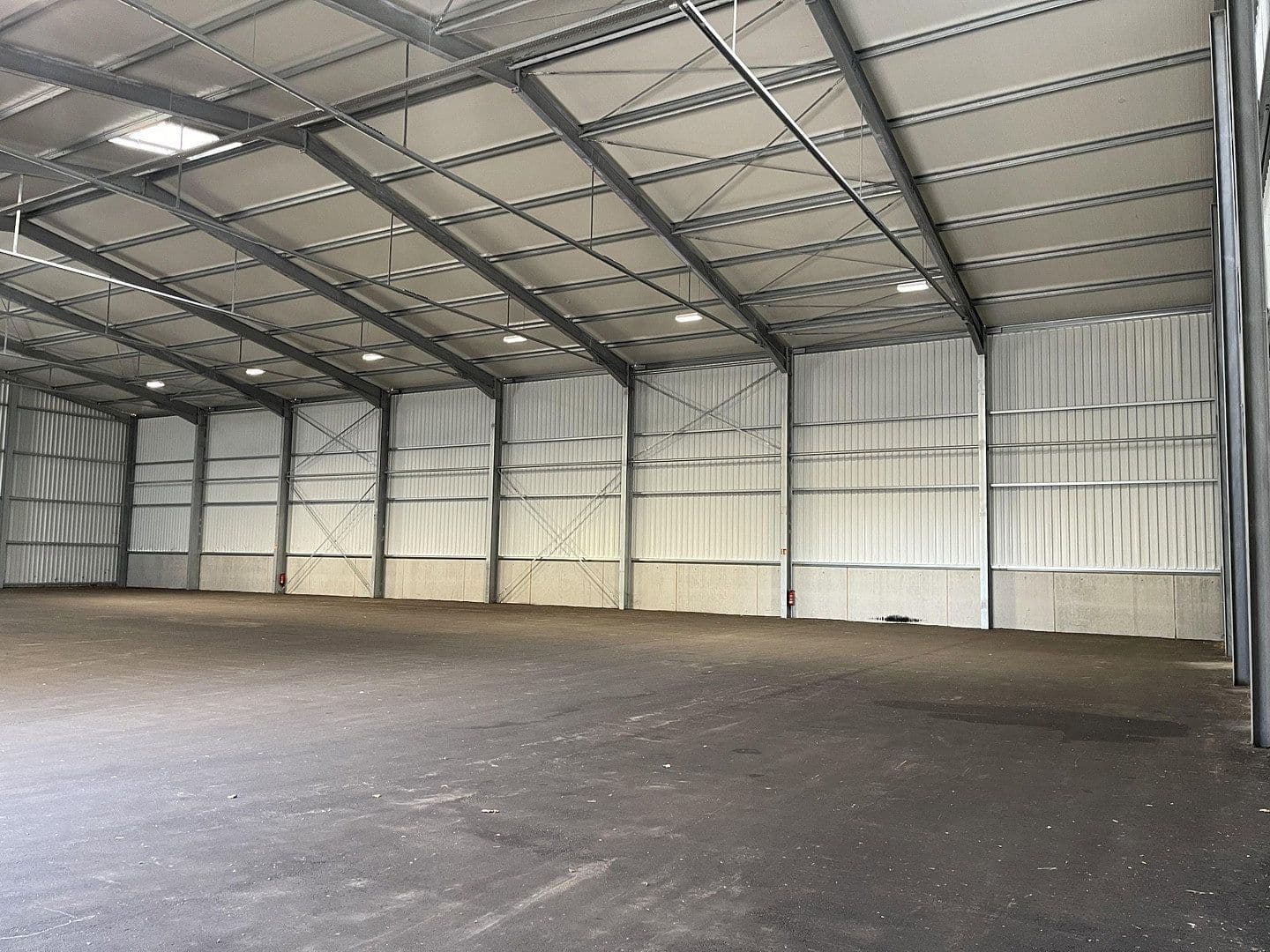 Prenájom nebytového priestoru 1.600 m², Im Gewerbepark 1, Hunderdorf, Bavorsko Prenájom nebytového priestoru 1.600 m², Im Gewerbepark 1, Hunderdorf, Bavorsko