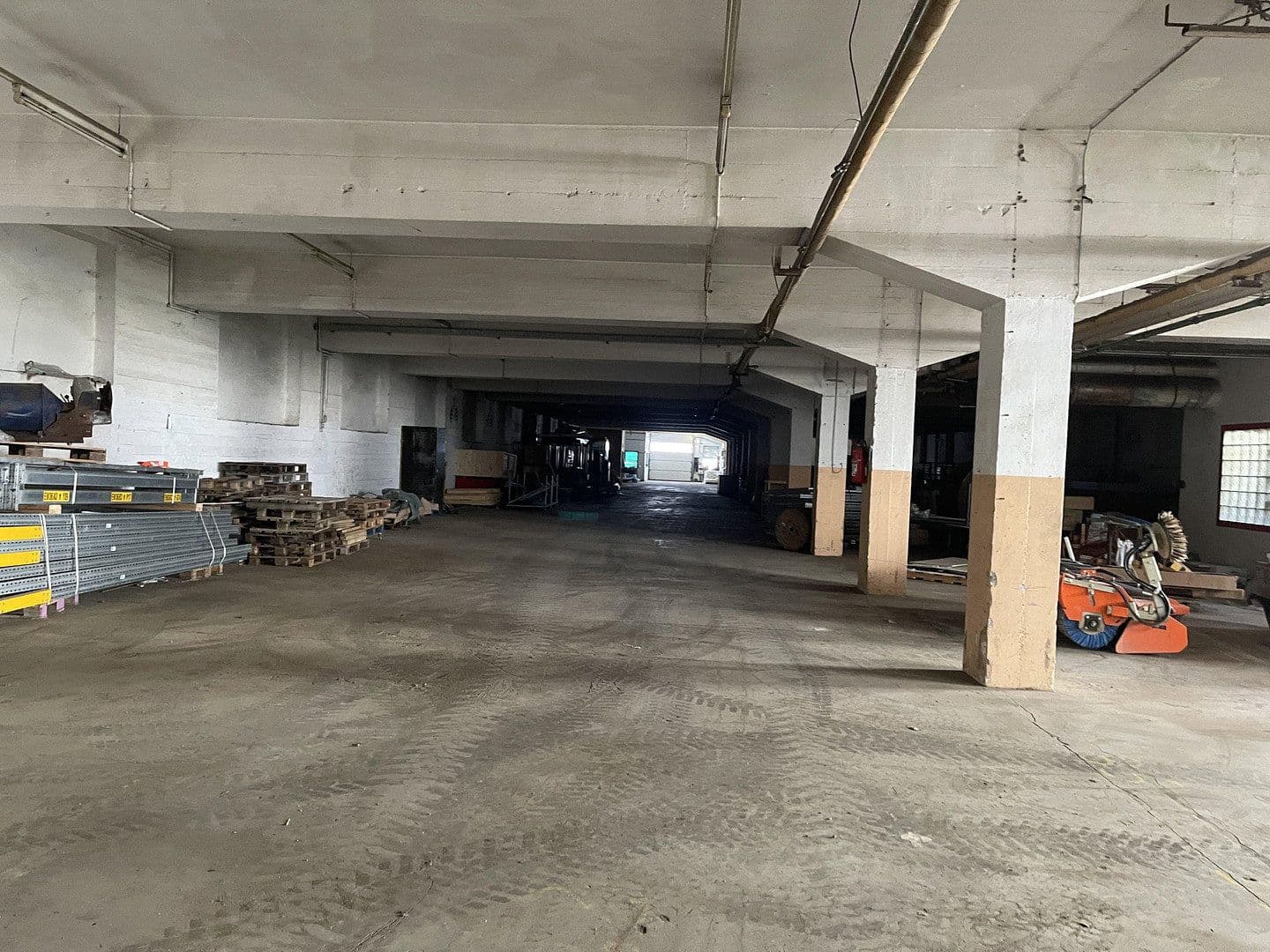 Prenájom nebytového priestoru 1.995 m², Im Gewerbepark 1, Hunderdorf, Bavorsko Prenájom nebytového priestoru 1.995 m², Im Gewerbepark 1, Hunderdorf, Bavorsko
