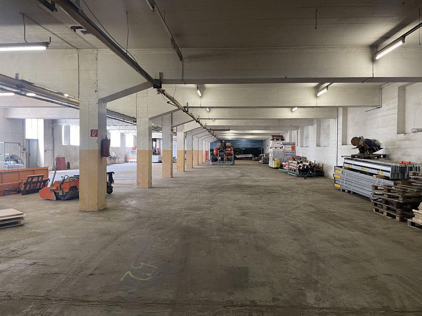Prenájom nebytového priestoru 1.995 m², Im Gewerbepark 1, Hunderdorf, Bavorsko Prenájom nebytového priestoru 1.995 m², Im Gewerbepark 1, Hunderdorf, Bavorsko