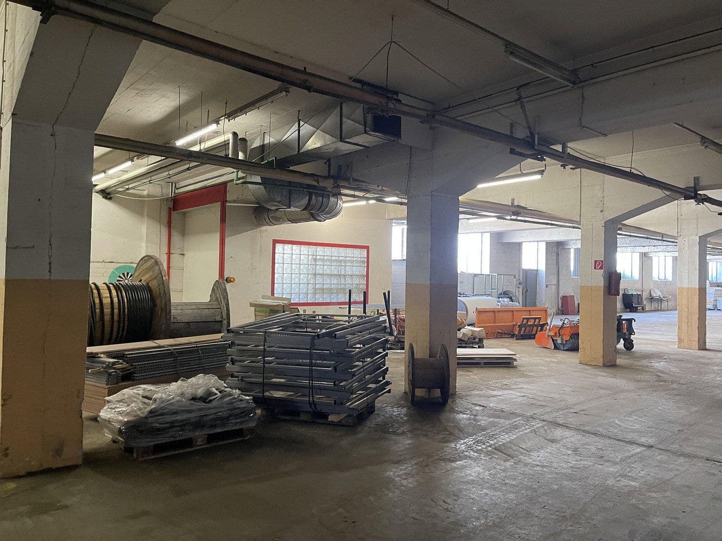 Prenájom nebytového priestoru 1.995 m², Im Gewerbepark 1, Hunderdorf, Bavorsko Prenájom nebytového priestoru 1.995 m², Im Gewerbepark 1, Hunderdorf, Bavorsko