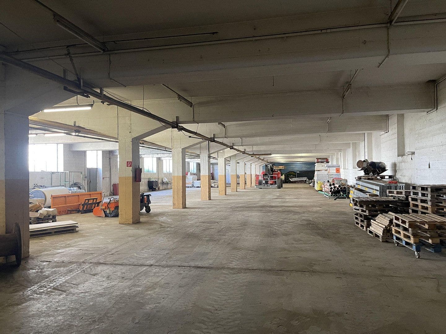 Prenájom nebytového priestoru 1.995 m², Im Gewerbepark 1, Hunderdorf, Bavorsko Prenájom nebytového priestoru 1.995 m², Im Gewerbepark 1, Hunderdorf, Bavorsko