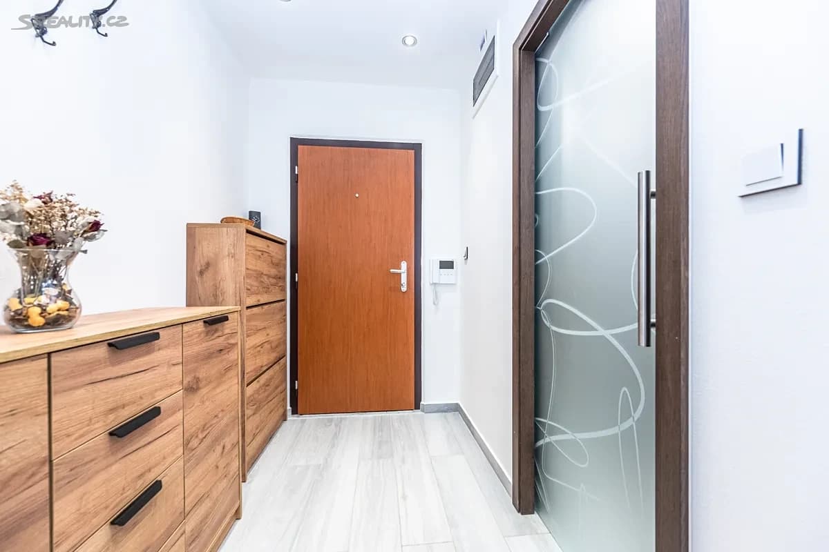 Prenájom bytu 2-izbový 41 m², Ciolkovského, Praha, Praha Prenájom bytu 2-izbový 41 m², Ciolkovského, Praha, Praha