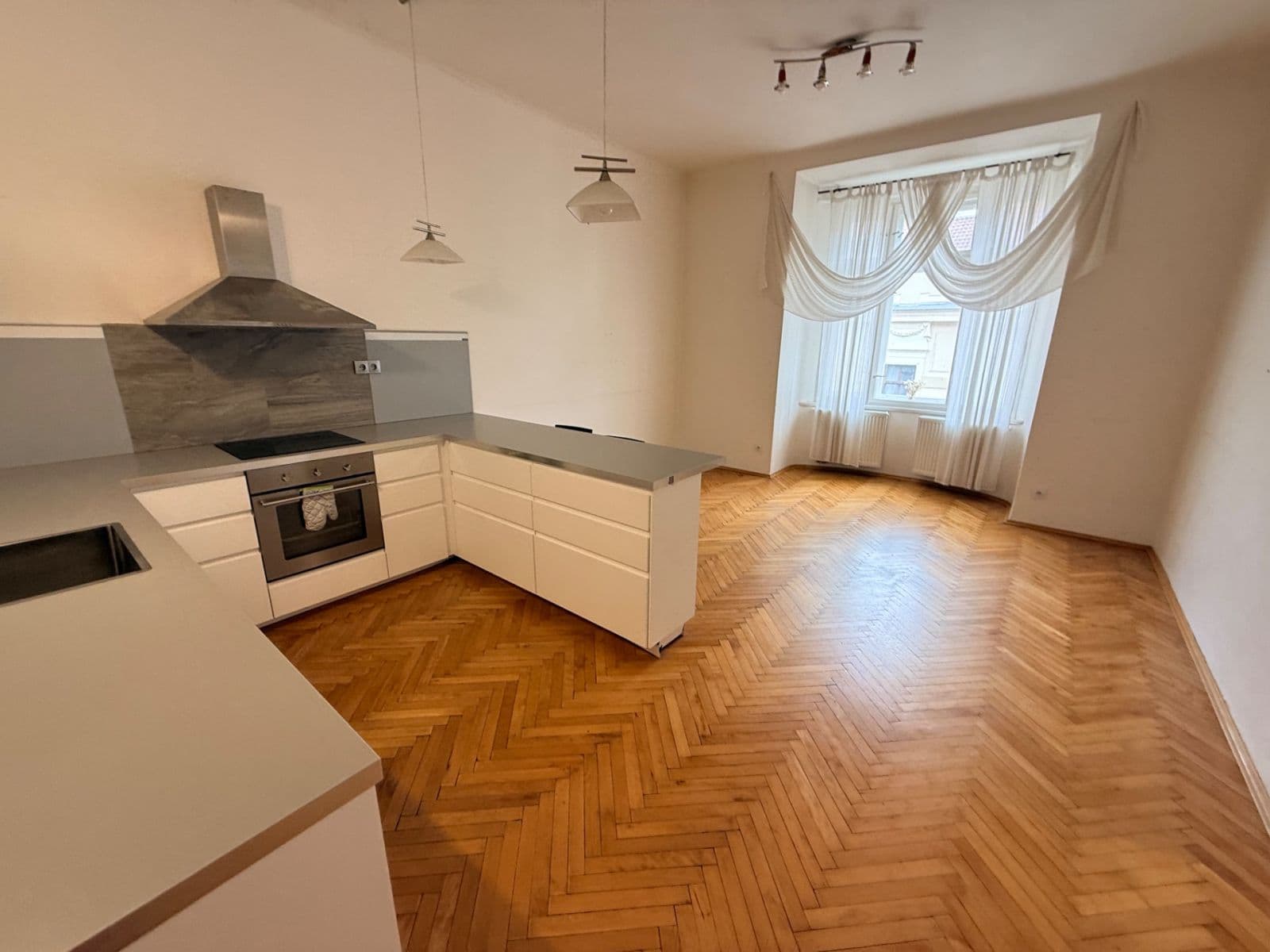 Prenájom bytu 3-izbový 75 m², Malířská, Praha, Praha Prenájom bytu 3-izbový 75 m², Malířská, Praha, Praha