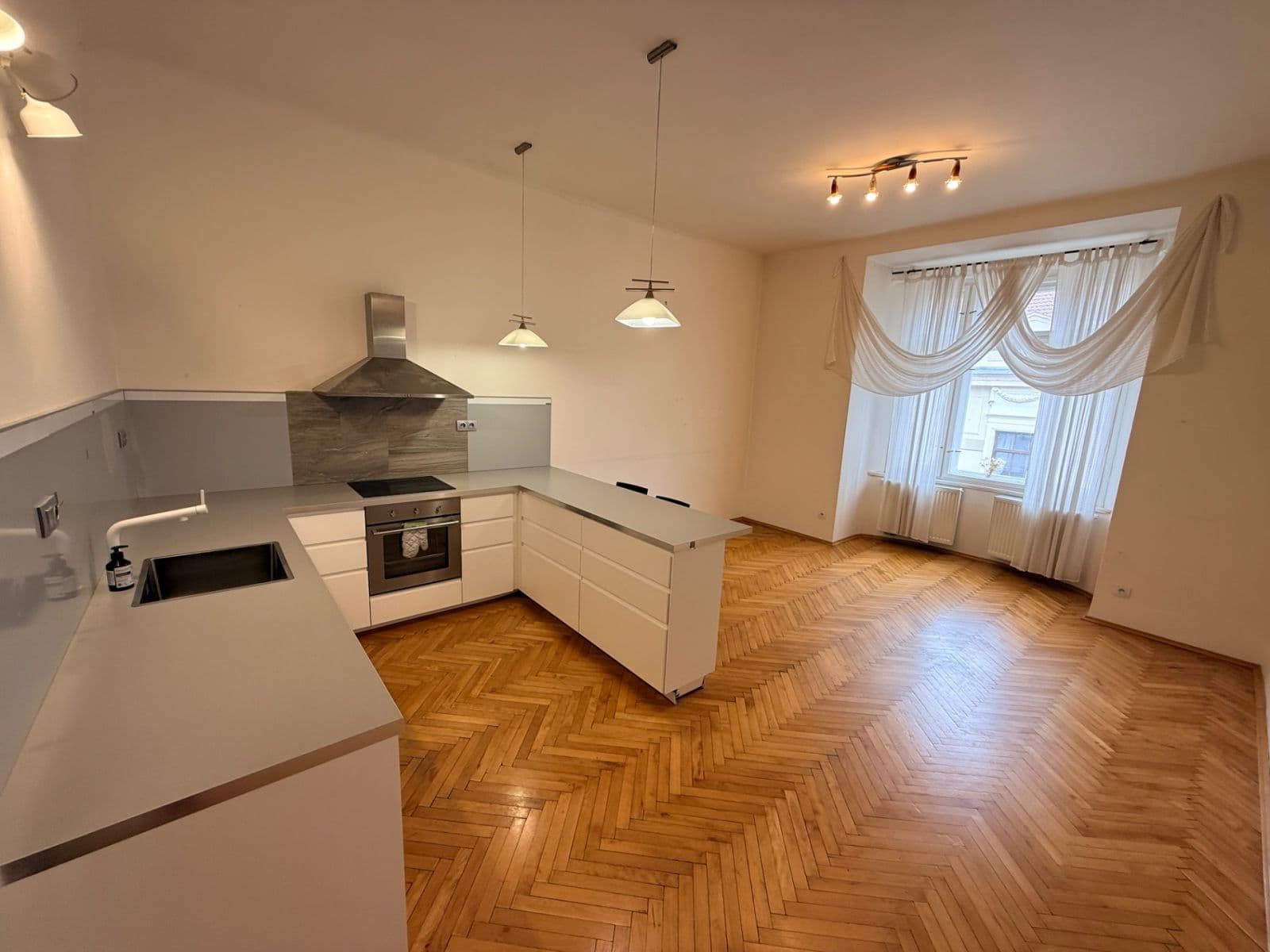Prenájom bytu 3-izbový 75 m², Malířská, Praha, Praha Prenájom bytu 3-izbový 75 m², Malířská, Praha, Praha