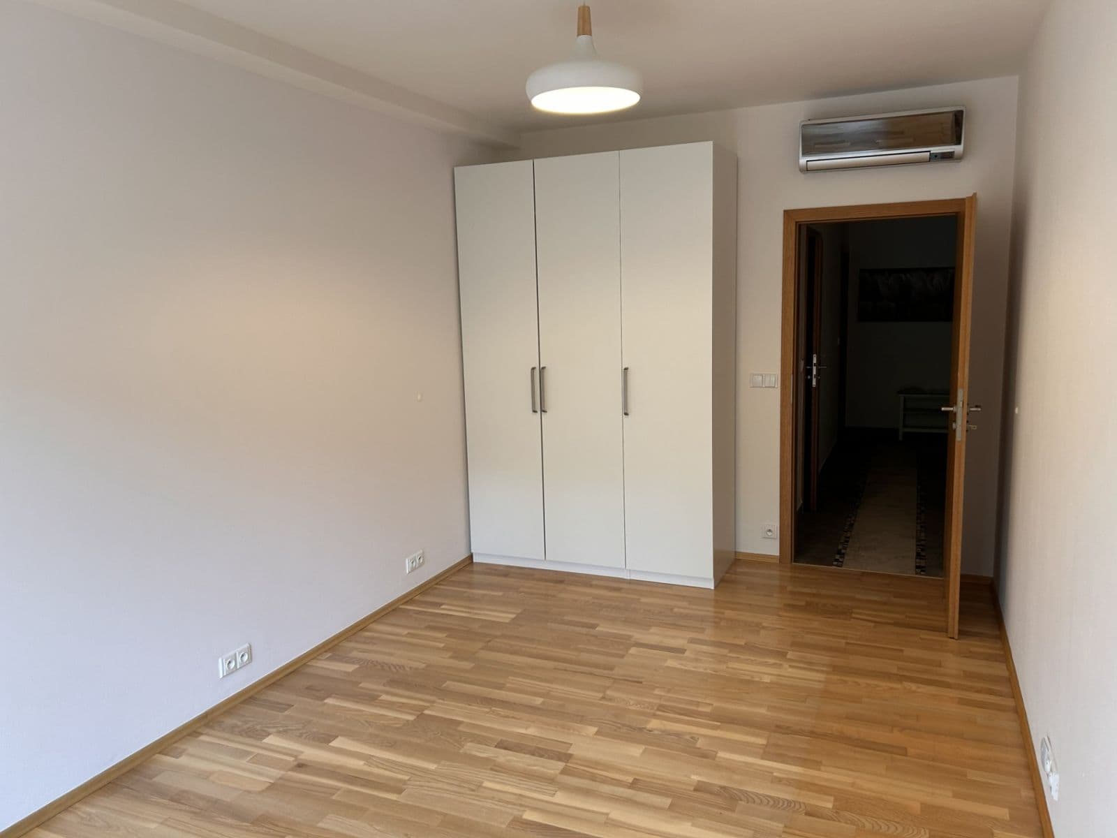 Prenájom bytu 2-izbový 62 m², Jeseniova, Praha, Praha Prenájom bytu 2-izbový 62 m², Jeseniova, Praha, Praha