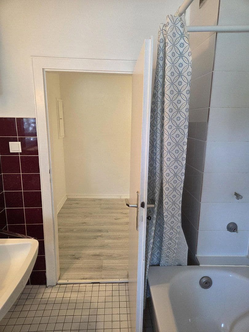 Prenájom bytu 3-izbový 80 m², Stolberstrasse 378, Köln, Severné Porýnie - Westfálsko Prenájom bytu 3-izbový 80 m², Stolberstrasse 378, Köln, Severné Porýnie - Westfálsko