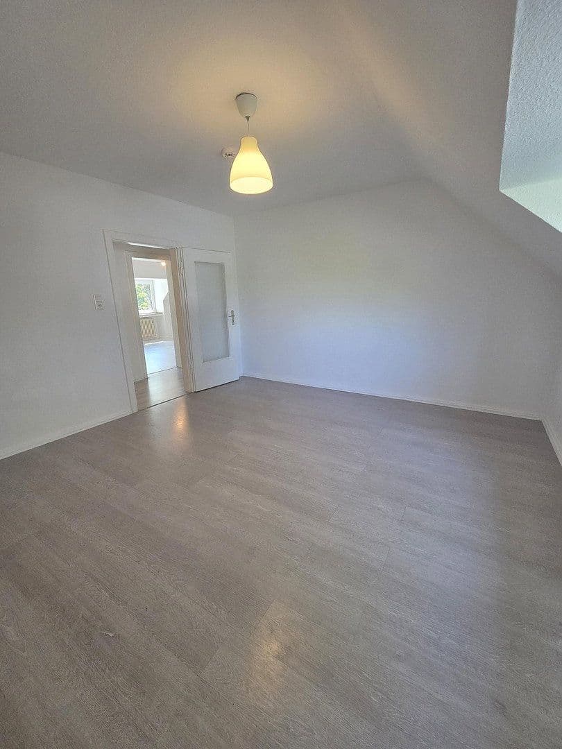 Prenájom bytu 3-izbový 80 m², Stolberstrasse 378, Köln, Severné Porýnie - Westfálsko Prenájom bytu 3-izbový 80 m², Stolberstrasse 378, Köln, Severné Porýnie - Westfálsko